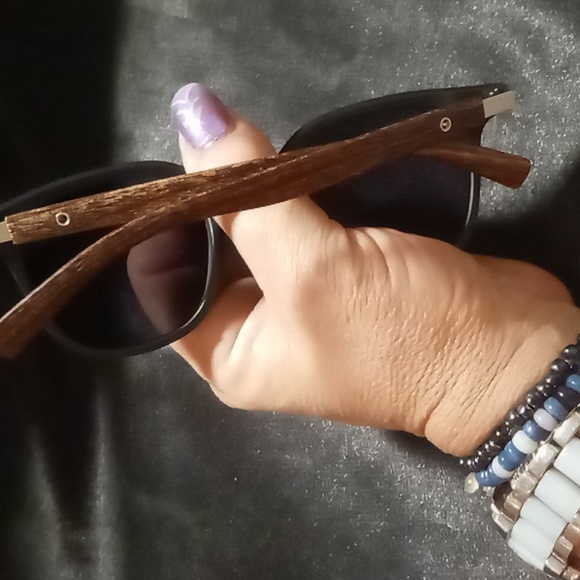 Mens wood grain sun glasses & Matching Case a gray lens with black frames. - Picture 10 of 12